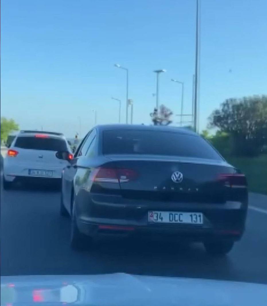 Makas atan maganda 2 aracın arasından çıkamadı. İstanbul’un göbeğinde yaşandı 3